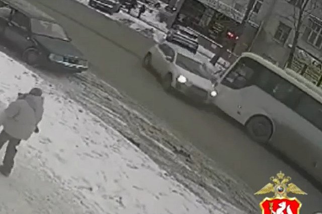 В Екатеринбурге автобус с пассажирами врезался в иномарку