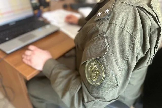 Отца и сына арестовали в Свердловской области за нападение на женщину из-за расовой ненависти