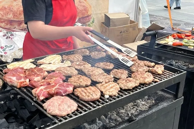 «Очередь за мясом». Фестиваль барбекю проходит в екатеринбургском Историческом сквере