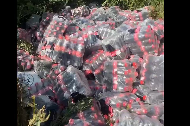Под Екатеринбургом в лесу школьники нашли сотни бутылок оригинальной «Кока-колы»