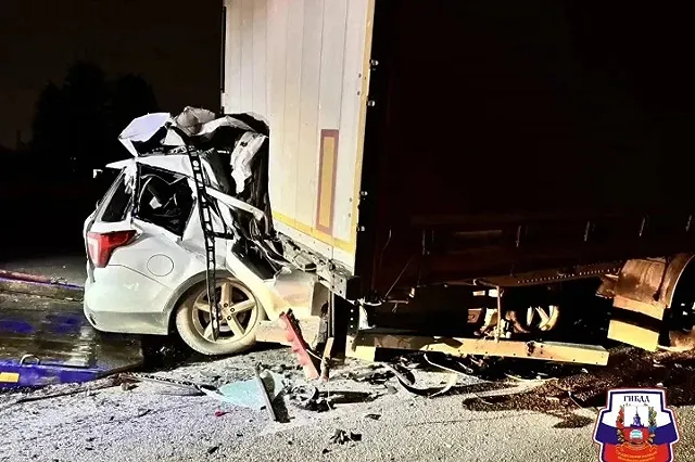 «Форд Эксплорер» с двумя мужчинами «впечатался» в полуприцеп фуры на Дублере Сибирского тракта. ФОТО