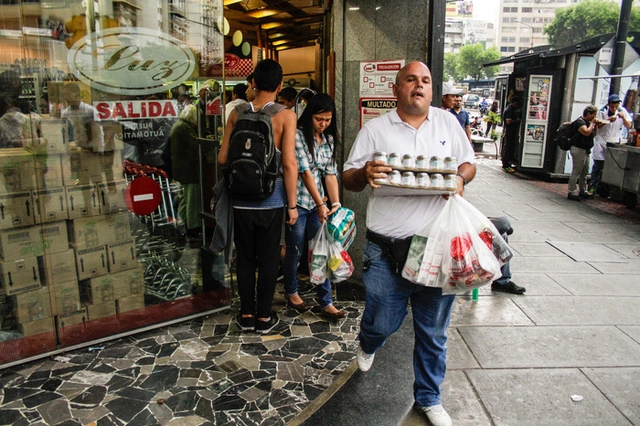 Дефицит в Венесуэле будут продавать по отпечаткам пальцев