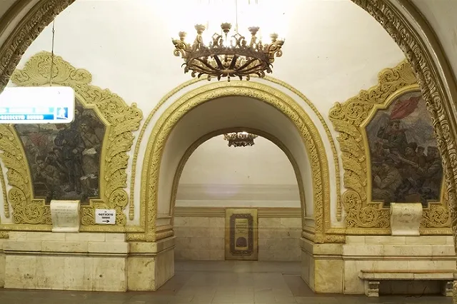 Неудачное селфи итальянки в московском метро сняли камеры