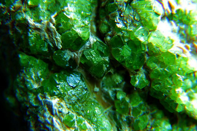 Редкие уральские самоцветы пытались вывезти из Владивостока в Таиланд