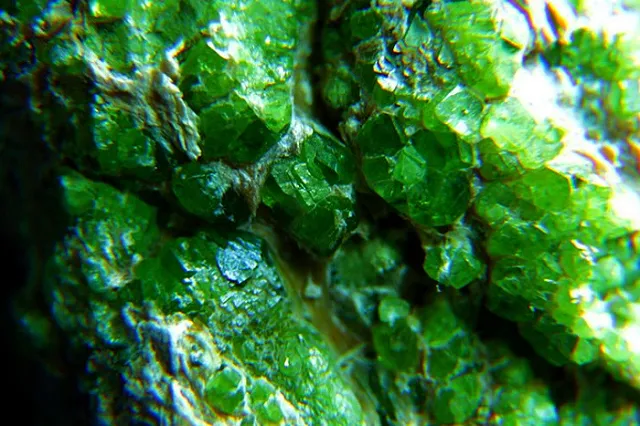 Редкие уральские самоцветы пытались вывезти из Владивостока в Таиланд