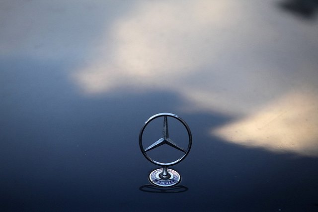 В Екатеринбурге инспекторы ДПС отобрали «Мерседес» у пьяного депутата