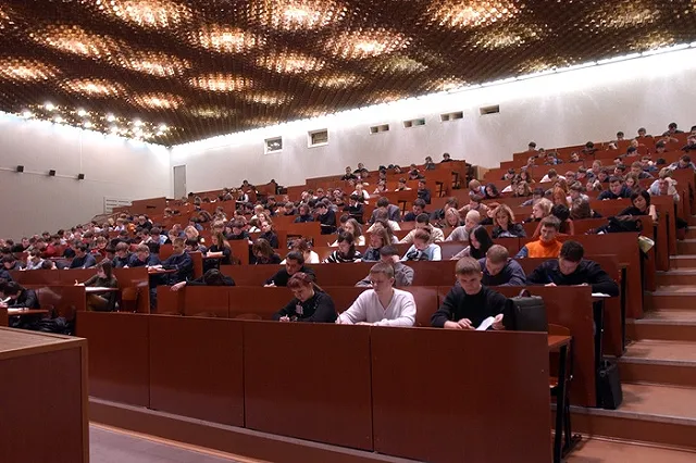 Челябинский студент во время лекции на спор поцеловал профессора