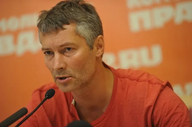 Екатеринбург облачился в красное: горожане поддерживают своего мэра