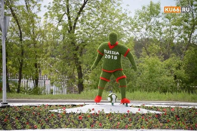 Фигуру футболиста из травы установили к ЧМ-2018 в Каменске-Уральском