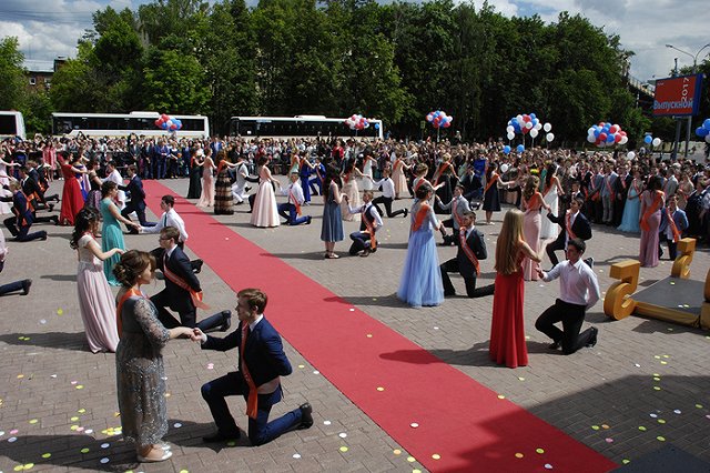 Выпускные вечера 9-х и 11-х классов пройдут в пятницу в Екатеринбурге