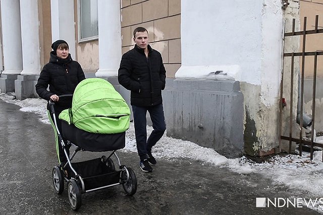 Председатель ТСЖ: ледяная глыба упала на детскую коляску с балкона