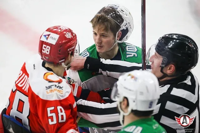 «Автомобилист» уступил «Салавату Юлаеву» в первом выездном матче серии