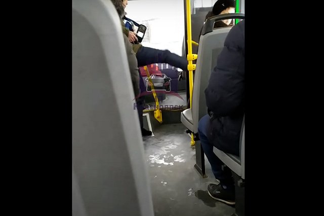 Кондуктор рассказала, почему пинком выгнала пассажирку без маски из автобуса