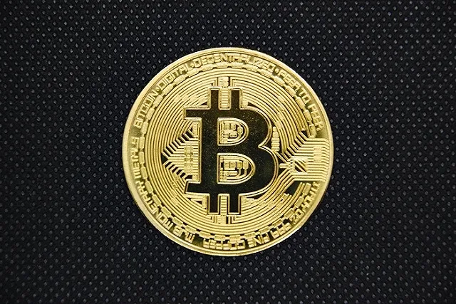 Стоимость биткоина, достигнув 52 тысяч долларов, резко упала