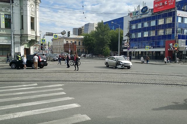 На перекрёстке 8 Марта-Радищева столкнулись иномарки