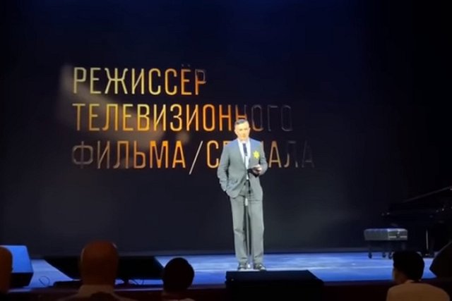 Егор Бероев пришел на вручение премии с нашитой лагерной звездой узника в знак протеста с QR-кодом