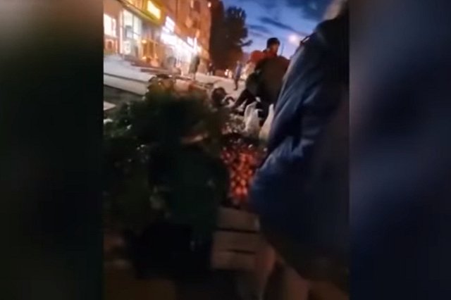 Мигранта, бросившего яблоком в глаз пожилому жителю Самары, выдворили из России