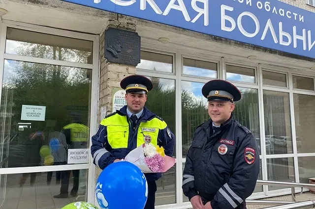 Свердловские сотрудники ГИБДД помогли беременной женщине добраться до роддома