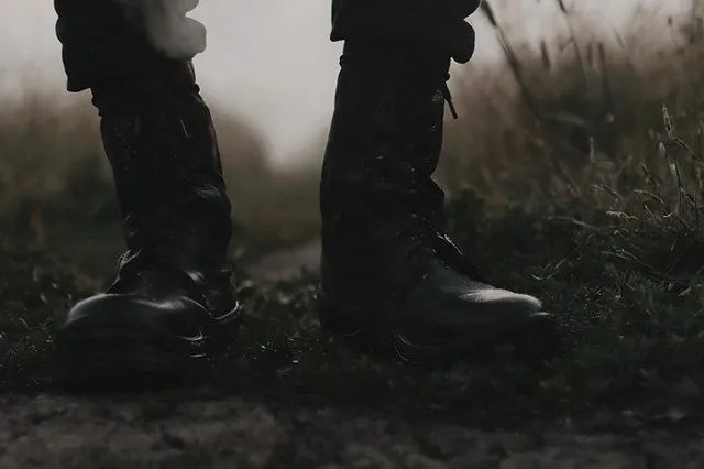 НА ЖБИ заметили людей в гражданском, которые разносят повестки