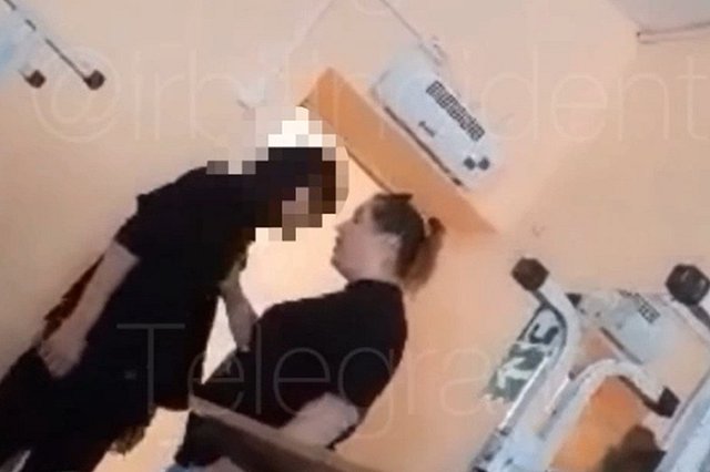 Напавшую на пятиклассника свердловскую учительницу отстранили от работы