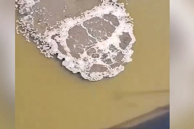 Страшно и странно забурлившая Исеть напугала свердловчан