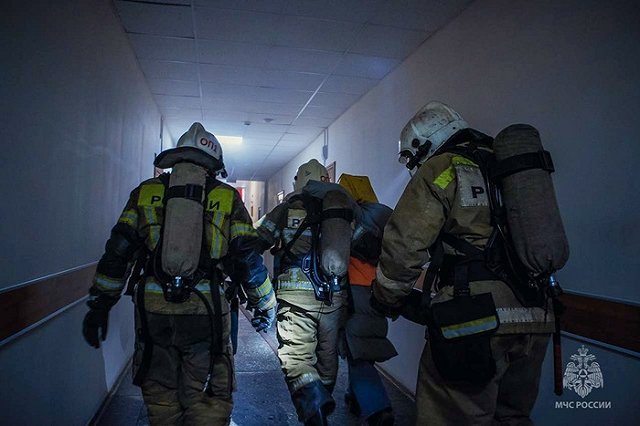 Силовики эвакуировали всех жителей екатеринбургской многоэтажки