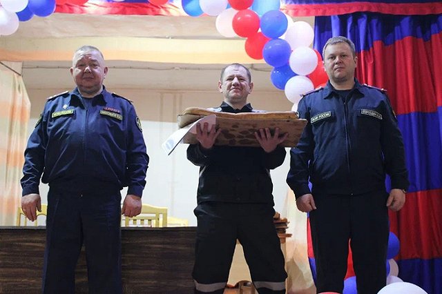 Осужденных передовиков в краснотурьинской ИК-3 наградили 15-килограммовыми пирогами