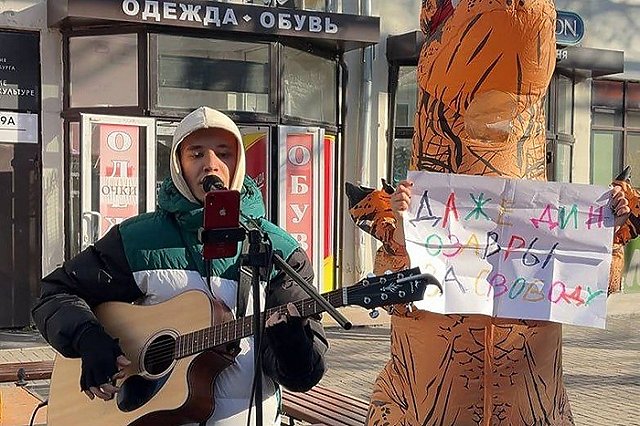 В Екатеринбурге задержали уличного музыканта, исполнявшего песни иноагентов