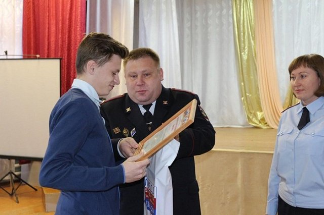 Школьник спас товарища от несущейся машины в Каменске-Уральском