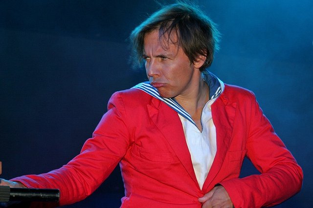 Креативщики создали дизайн 2000 рублей на основе песни Ильи Лагутенко