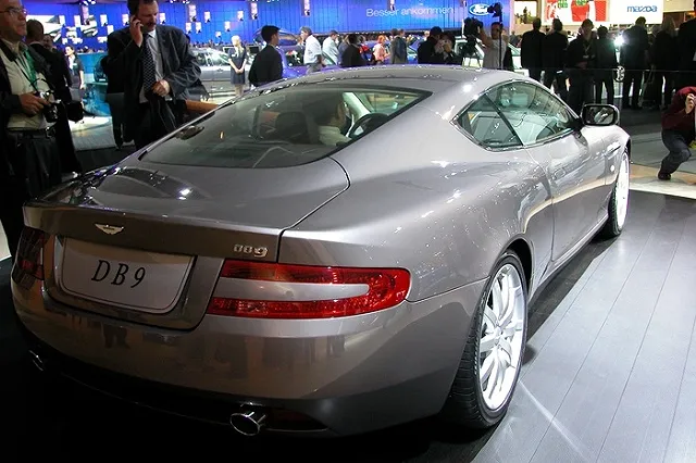 В центре Екатеринбурга в аварию попал «Астон Мартин»