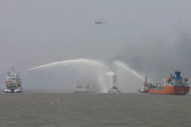 В Каспийском море загорелся российский танкер