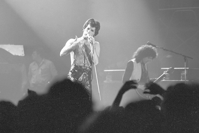 В Екатеринбурге появились памятники легендарным рокерам