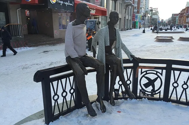 Выяснилось, кто надел кофты на застывших влюбленных на улице Вайнера