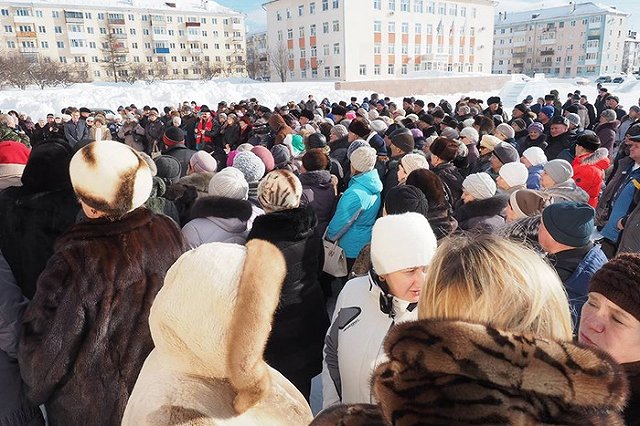 Жители Карпинска вышли на митинг против закрытия стационара в местной больнице