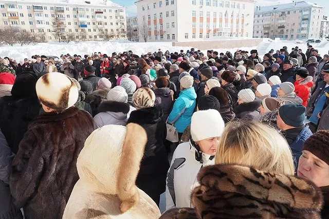 Жители Карпинска вышли на митинг против закрытия стационара в местной больнице