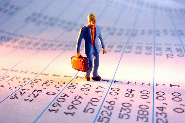 Минфин оценил объем зарплат в теневом секторе в 12 триллионов рублей