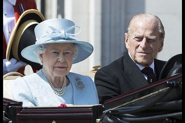 Пятеро гвардейцев в Британии упали в обморок на Дне рождения королевы