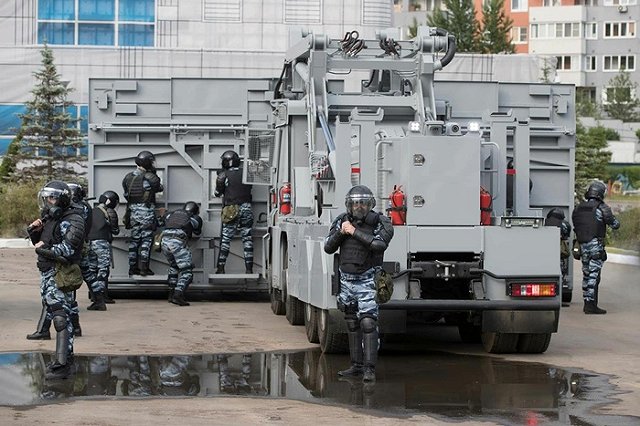 Росгвардия будет защищаться от толпы «стеной Калашникова» (ФОТО)