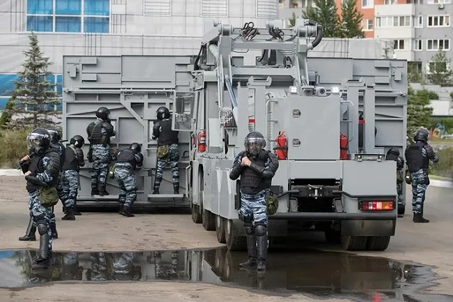 Росгвардия будет защищаться от толпы «стеной Калашникова» (ФОТО)