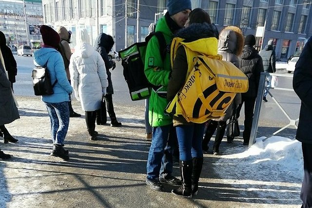 Фото целующихся сотрудников конкурирующих фирм в Новосибирске растрогало россиян