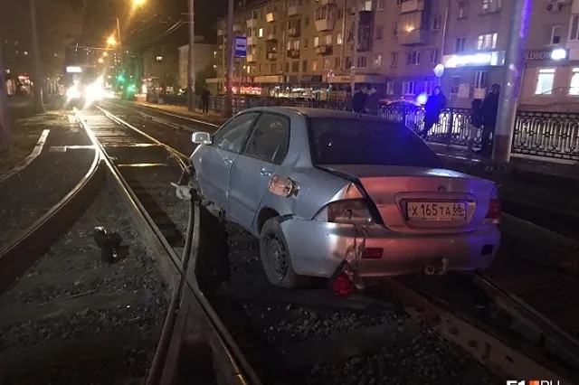 Водитель на Mitsubishi вылетела на трамвайные рельсы на Татищева