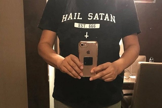 Стюардессы ополчились на пассажирку из-за надписи на футболке