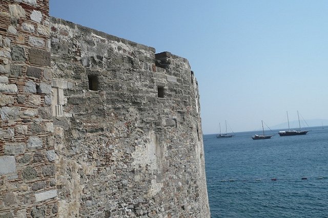 Экскурсионный катер затонул на турецком курорте, погиб россиянин