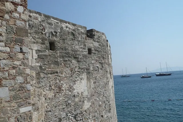 Экскурсионный катер затонул на турецком курорте, погиб россиянин