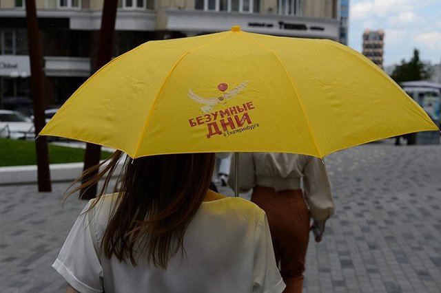 «Это мой сын!». Екатеринбурженка засняла в трамвае полураздетого парня с поварешкой