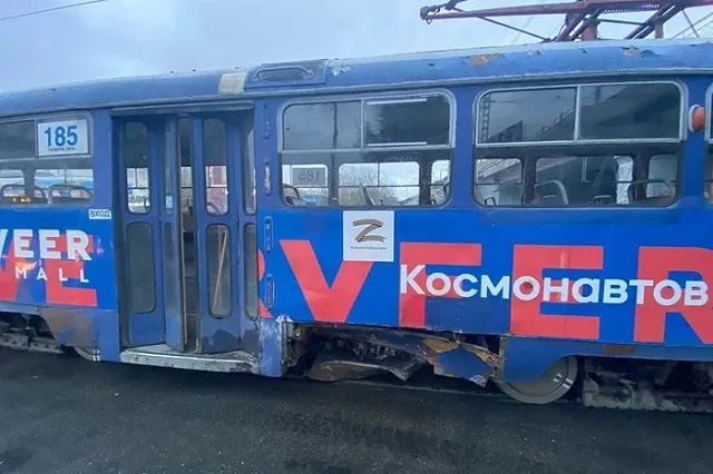 На перекрёстке 8 марта — Авиационная иномарка врезалась в трамвай