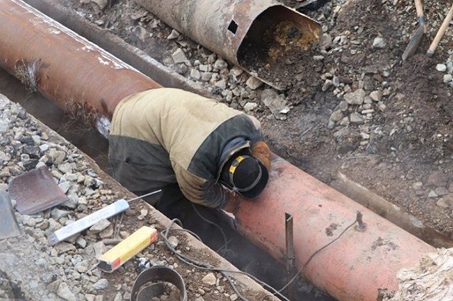 В свердловском городе рабочие приехали чинить трубу и погибли