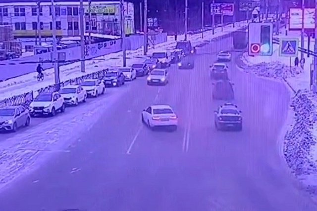 Из-за ледяного дождя в Екатеринбурге наступил «день жестянщика»