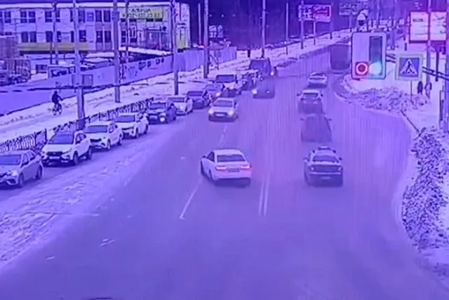 Из-за ледяного дождя в Екатеринбурге наступил «день жестянщика»